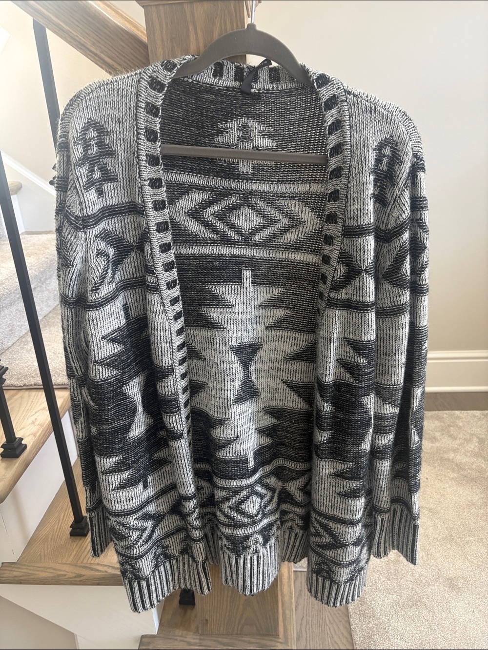 Chic Open-Front Geometric Knit Cardigan in Black & Gray
